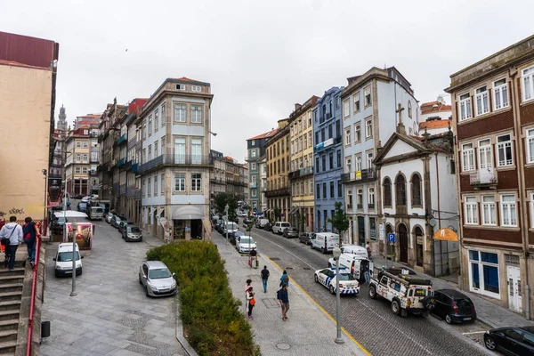 Porto, Portekiz - Temmuz, 2017. Porto, Portekiz eski binalar ve sokak görüntülemek . — Stok fotoğraf