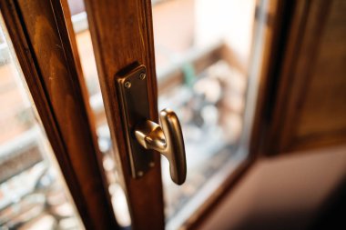 eski İtalyan penceresi içinde açık Bologna evinden