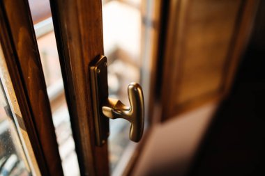 eski İtalyan penceresi içinde açık Bologna evinden