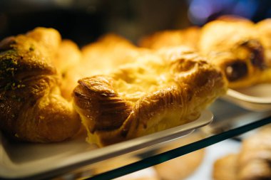 Üstten görünüm kafede masada sandviç üzerinde. Fast food restoran menü öğesi. Taze pişmiş sandviç.