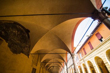 Imola, Bologna, İtalya: sokak gün batımında tarihi kent evleri renkli sokak lambası ile dar.