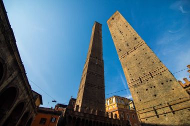 Bologna, İtalya - Ekim, 2017: İki ünlü düşen Asinelli ve Garisenda sabah, Bologna, Emilia-Romagna, İtalya kuleleri