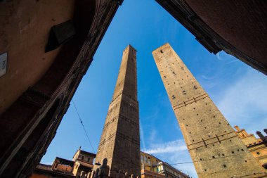 Bologna, İtalya - Ekim, 2017: İki ünlü düşen Asinelli ve Garisenda sabah, Bologna, Emilia-Romagna, İtalya kuleleri