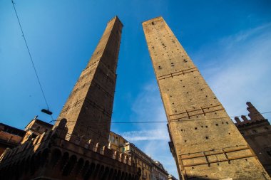 Bologna, İtalya - Ekim, 2017: İki ünlü düşen Asinelli ve Garisenda sabah, Bologna, Emilia-Romagna, İtalya kuleleri