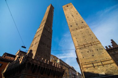 Bologna, İtalya - Ekim, 2017: İki ünlü düşen Asinelli ve Garisenda sabah, Bologna, Emilia-Romagna, İtalya kuleleri
