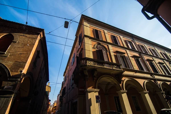 Imola, Bologna, Italië: smalle straat bij zonsondergang in de oude stad met de straat lamp, gekleurde huizen. — Stockfoto