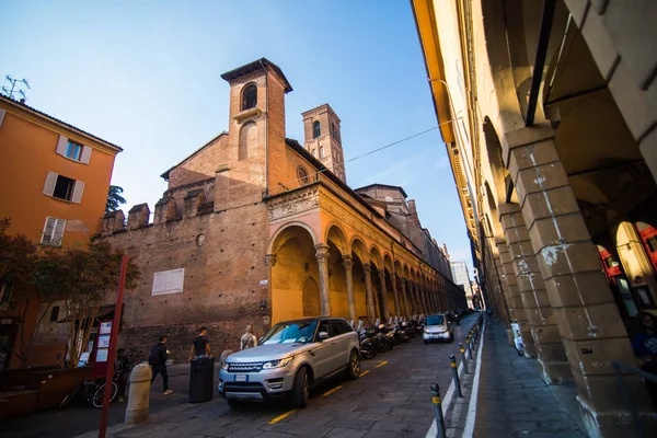 Bologna, Italië - oktober, 2017: De straten van Bologna, hoofdstad en grootste stad van de regio Emilia-Romagna in Noord-Italië — Stockfoto