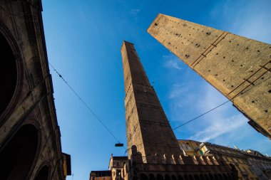 Bologna, İtalya - Ekim, 2017: İki ünlü düşen Asinelli ve Garisenda sabah, Bologna, Emilia-Romagna, İtalya kuleleri