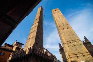 Bologna, İtalya - Ekim, 2017: İki ünlü düşen Asinelli ve Garisenda sabah, Bologna, Emilia-Romagna, İtalya kuleleri