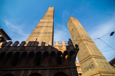 Bologna, İtalya - Ekim, 2017: İki ünlü düşen Asinelli ve Garisenda sabah, Bologna, Emilia-Romagna, İtalya kuleleri