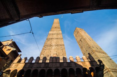 Bologna, İtalya - Ekim, 2017: İki ünlü düşen Asinelli ve Garisenda sabah, Bologna, Emilia-Romagna, İtalya kuleleri