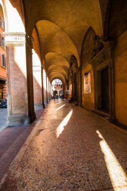 Bologna, İtalya - Ekim, 2017: Eski sokak Bologna şehir, İtalya görüntüleyin. Arnavut kaldırımı sınır elemanları ile taş sokak. Rönesans binalar.