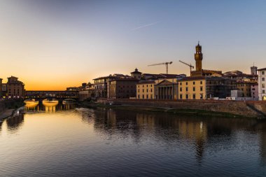 Florence, İtalya - Ekim, 2017. Ponte Vecchio Köprüsü Floransa, İtalya. Arno Nehri geceleri. Tuscany. Seyahat hedef.