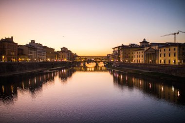 Florence, İtalya - Ekim, 2017. Ponte Vecchio Köprüsü Floransa, İtalya. Arno Nehri geceleri. Tuscany. Seyahat hedef.