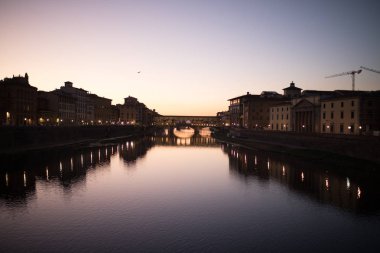 Florence, İtalya - Ekim, 2017. Ponte Vecchio Köprüsü Floransa, İtalya. Arno Nehri geceleri. Tuscany. Seyahat hedef.