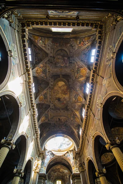 Bologna, İtalya - Ekim, 2017: Kilise Bologna şehir, İtalya görüntüleyin. Arnavut kaldırımı sınır elemanları ile taş sokak. Rönesans binalar. — Stok fotoğraf