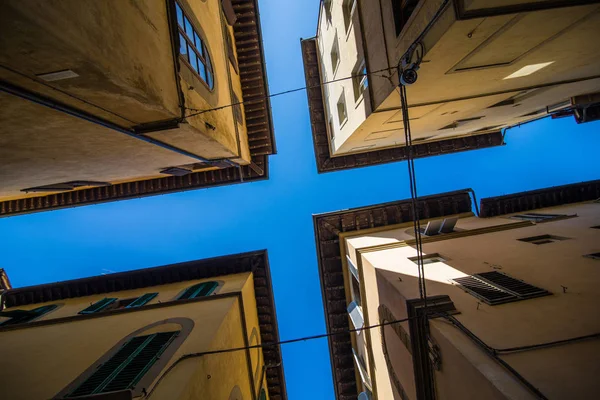 Florence, Italy - October, 2017. Narrow street in Florence, Tuscany, Italy. Architecture and landmark of Florence. — Stock Photo, Image