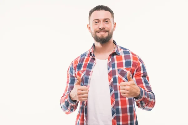 Ritratto ravvicinato di un uomo casuale felice che mostra i pollici in alto gesto su sfondo bianco — Foto Stock