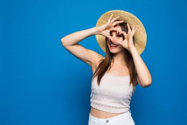 Neşeli mutlu genç kadın yapma kalp işareti ile Eller başının üzerine gülümseyen portre portre mavi arka plan izole. Olumlu insan duygu ifade duygu yaşam algı tutum vücut dili