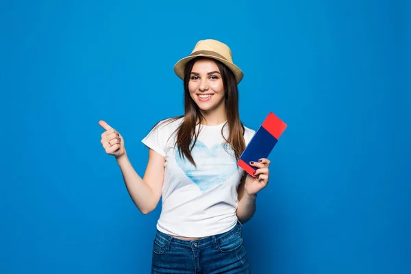 Utazási koncepció útlevéllel jeggyel hüvelykujj felbukkan a kék háttér, mosolygós nő portréja — Stock Fotó