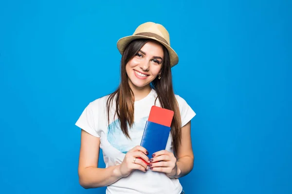 Portréja egy vidám ravasz lány utazó nyári ruhákat bemutató útlevél jegyek kamera, elszigetelt, felett kék háttér — Stock Fotó