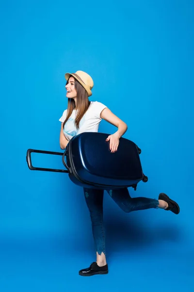 Mujer lista para viajar en verano aislada sobre fondo azul. Mujer bonita corriendo con equipaje sobre fondo azul —  Fotos de Stock