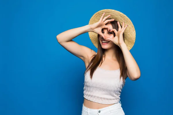 Ritratto di primo piano sorridente allegra giovane donna felice facendo segno di cuore con le mani sopra la testa isolato sfondo blu. Espressione positiva dell'emozione umana sensazione percezione della vita atteggiamento linguaggio del corpo — Foto Stock