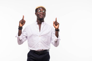 Beyaz arka planda genç Afrikalı bir adam yukarıya bakıyor.