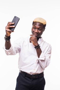 genç yakışıklı Afrika adam beyaz izole bir cep telefonu ile bir selfie alarak