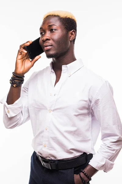 Retrato aislado de un joven y guapo afroamericano con gafas y un traje hablando por teléfono y sonriendo —  Fotos de Stock