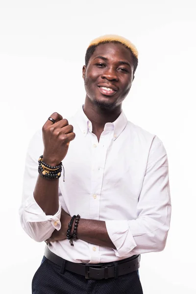 Portré boldog fiatal afrikai férfi keres el, és mosolygott, fehér háttér — Stock Fotó