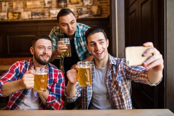 Amigos homens felizes tomando selfie e bebendo cerveja no bar ou pub — Fotografia de Stock