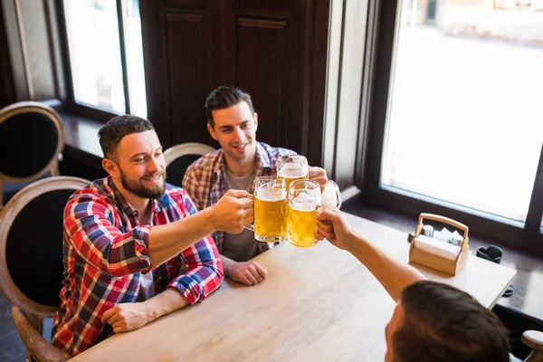 Amigos homens felizes bebendo cerveja e copos no bar ou pub — Fotografia de Stock