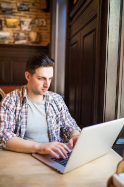 Yakışıklı erkek girişimci tipik dizüstü klavye üzerinde pazarlama şirketinin Web sitesinin yöneticisi içerik için haber