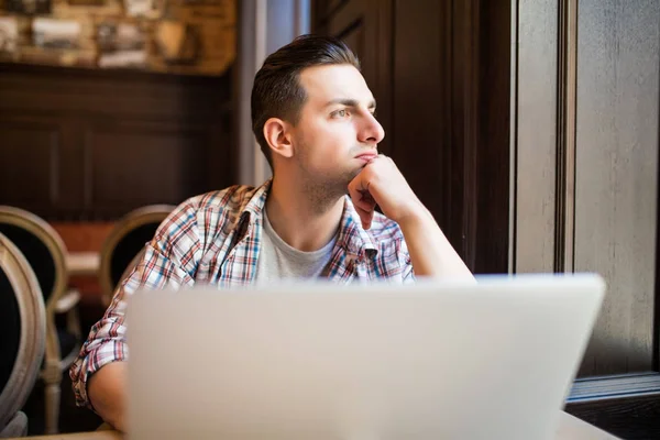 Jonge succesvolle zakenman werking voort te laptop zittend in café tijdens werk pauze lunch, doordachte ondernemer verbinden met draadloos via computer, intelligente mannelijke freelancer werk op net-boo — Stockfoto