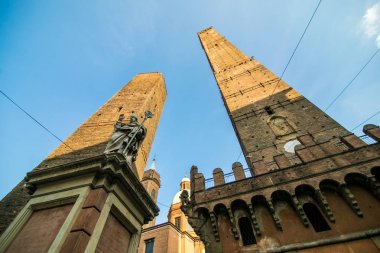 Bologna, İtalya - Ekim, 2017. İki ünlü düşen kule Asinelli ve Garisenda sabah, Bologna, Emilia-Romagna, İtalya