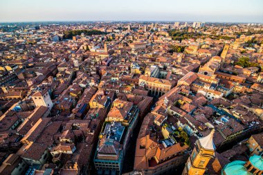 Bologna, İtalya Hava görünümünü gün batımında. Tarihi kent merkezi ve eski binalar üzerinde renkli gökyüzü