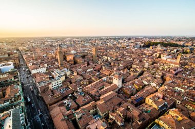 Bologna, İtalya Hava görünümünü gün batımında. Tarihi kent merkezi ve eski binalar üzerinde renkli gökyüzü