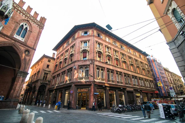 Bologna, İtalya - Ekim, 2017: Genel görünümü şehir sokakları ve Bologna Ortaçağ Merkezi