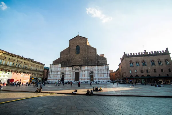 Bologna, Italië - oktober, 2017: De straten van de stad van de weergave Algemeen en middeleeuwse centrum van Bologna — Stockfoto