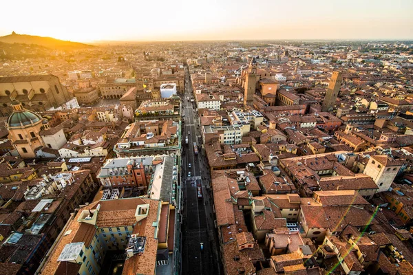 Vue aérienne de Bologne, Italie au coucher du soleil. Ciel coloré sur le centre-ville historique et les vieux bâtiments — Photo