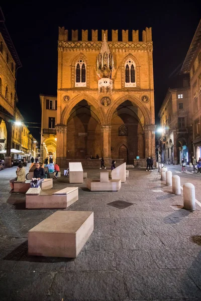 Bologna, Italië - oktober, 2017: Weergave van de nacht straat in de oude stad Bologna, Italië. — Stockfoto