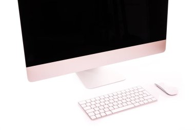 Beyaz bir arka plan üzerinde izole masaüstü Pc. masaüstü bilgisayar.