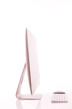 Beyaz bir tablo klavye ve bilgisayar ekranında beyaz arka plan yansıması ile