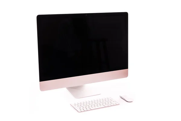 Настольный ПК. Настольный компьютер изолирован на белом фоне . — стоковое фото