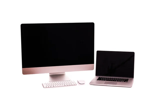 Экран ноутбука и компьютера на белом столе с отражением на белом фоне — стоковое фото