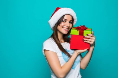 Yeşil arka plan üzerinde izole mevcut kutusu tutarak elbiseli mutlu bir gülümseyen kız portresi