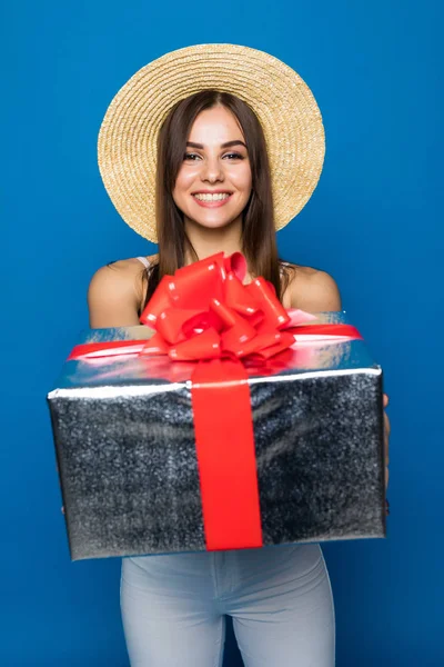 Mulher sorridente presente caixa de presente com fita vermelha. Mulher beleza isolado no fundo do estúdio azul — Fotografia de Stock