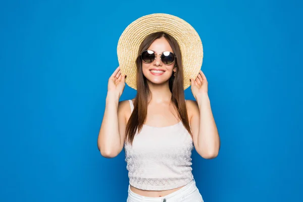 Portrait de jolie femme en lunettes de soleil et chapeau sur fond bleu coloré — Photo