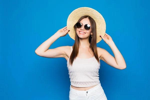 Portrait de jolie femme en lunettes de soleil et chapeau sur fond bleu coloré — Photo